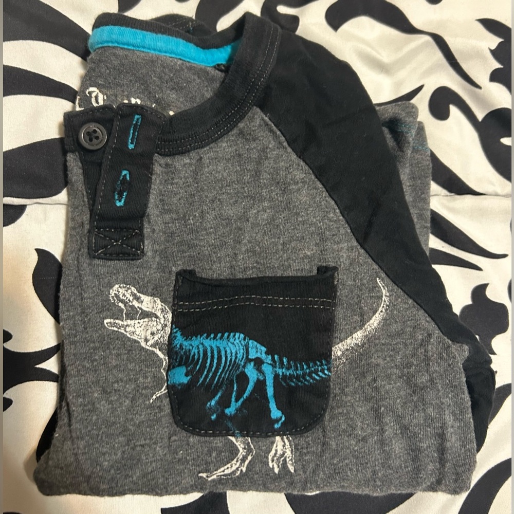 💰2/$10 Dino black&gray kids long sleeve shirt- size 4/5